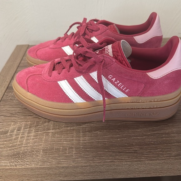 Adidas pink platform gazelles! Size 6, they run big! I normally wear 7-7.5s. - Picture 4 of 6
